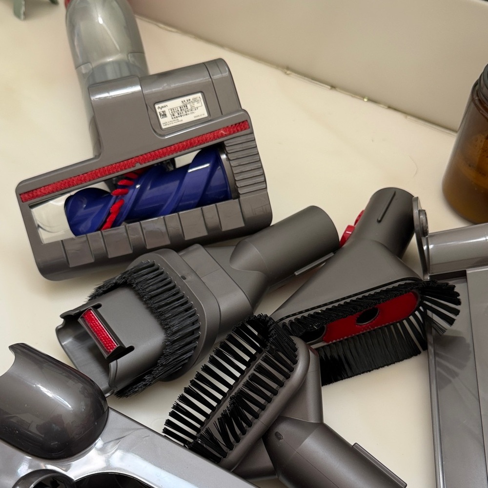 Dyson v8 extras - Picture 2 of 3